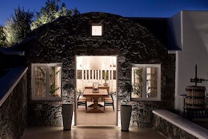 Beautiful Santorini Villa | 2 Bedrooms | Greta Villa | Private Pool & Close to Amenities | Exo Gialos by Villamore