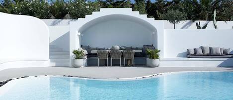 Beautiful Santorini Villa | 2 Bedrooms | Greta Villa | Private Pool & Close to Amenities | Exo Gialos by Villamore
