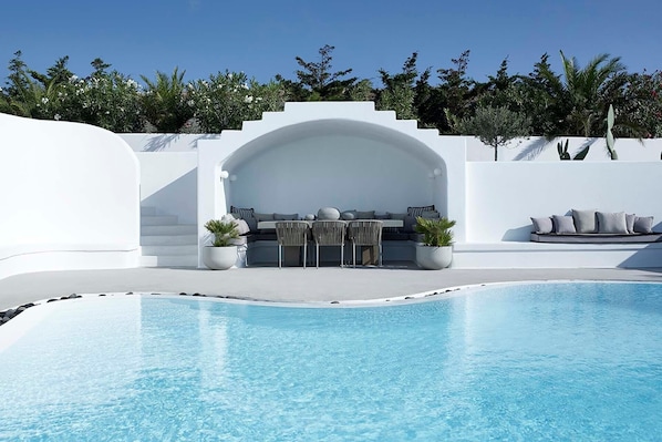 Beautiful Santorini Villa | 2 Bedrooms | Greta Villa | Private Pool & Close to Amenities | Exo Gialos by Villamore