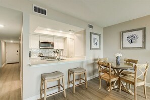 Seating for 4 at Dining Table with Stools at Bar
