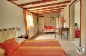 Gîte 'Joëlle' dans le village de Régnié-Durette (Rhône - Beaujolais vignobles - Sud de Mâcon) : la chambre.