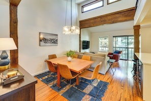 Dining Area | Dishware/Flatware Provided