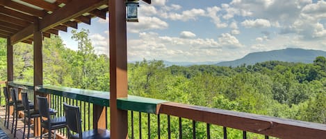 Sevierville Vacation Rental | 3BR | 2.5BA | Stairs Required | 3,350 Sq Ft