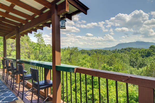 Sevierville Vacation Rental | 3BR | 2.5BA | Stairs Required | 3,350 Sq Ft