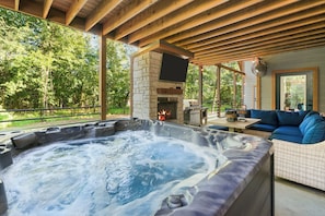 Enjoy a relaxing soak in the hot tub for 4-6 people and feel your stresses melt away.