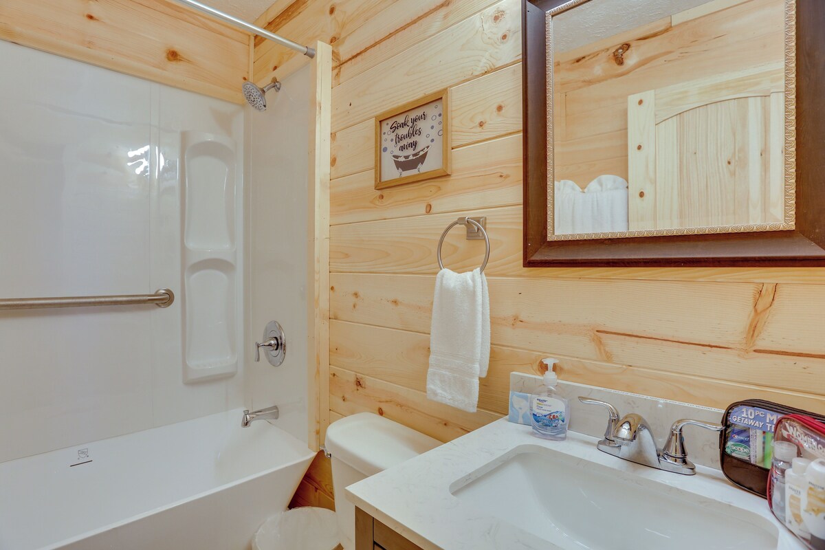 Charming Flat Rock Retreat w/ Patio, Grill & Deck!