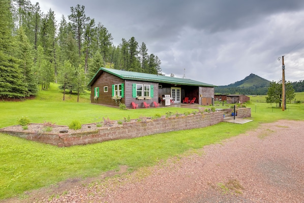 Hill City Vacation Rental | 3BR | 1BA | 1,700 Sq Ft | 4 Stairs Required