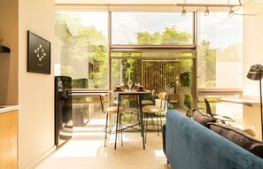 El mobiliario, la decoración y los servicios pueden variar ligeramente
