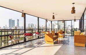 El mobiliario, la decoración y los servicios pueden variar ligeramente.