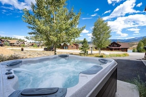 Hot tub w/ GORGEOUS views