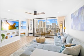 Gorgeous one-bedroom unit with refreshing ocean, mountain, and city views!