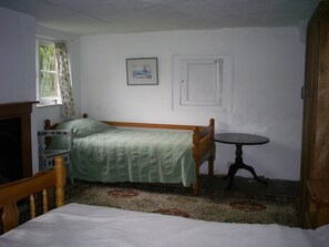 Single second bed in main bedroom, for use when used as a family room