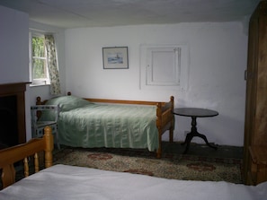 Single second bed in main bedroom, for use when used as a family room