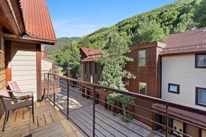 Private balcony w views of ski area