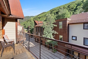 Private balcony w views of ski area