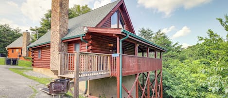 Sevierville Vacation Rental | 2BR | 1BA | Steps Required | 1,152 Sq Ft