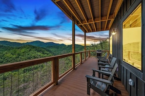 Middle level deck with seating for 6