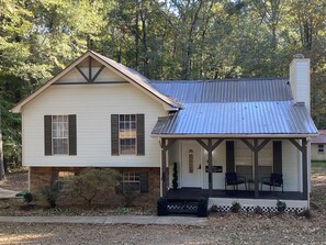 Bama Bungalow, sleeps 9 in beds. 