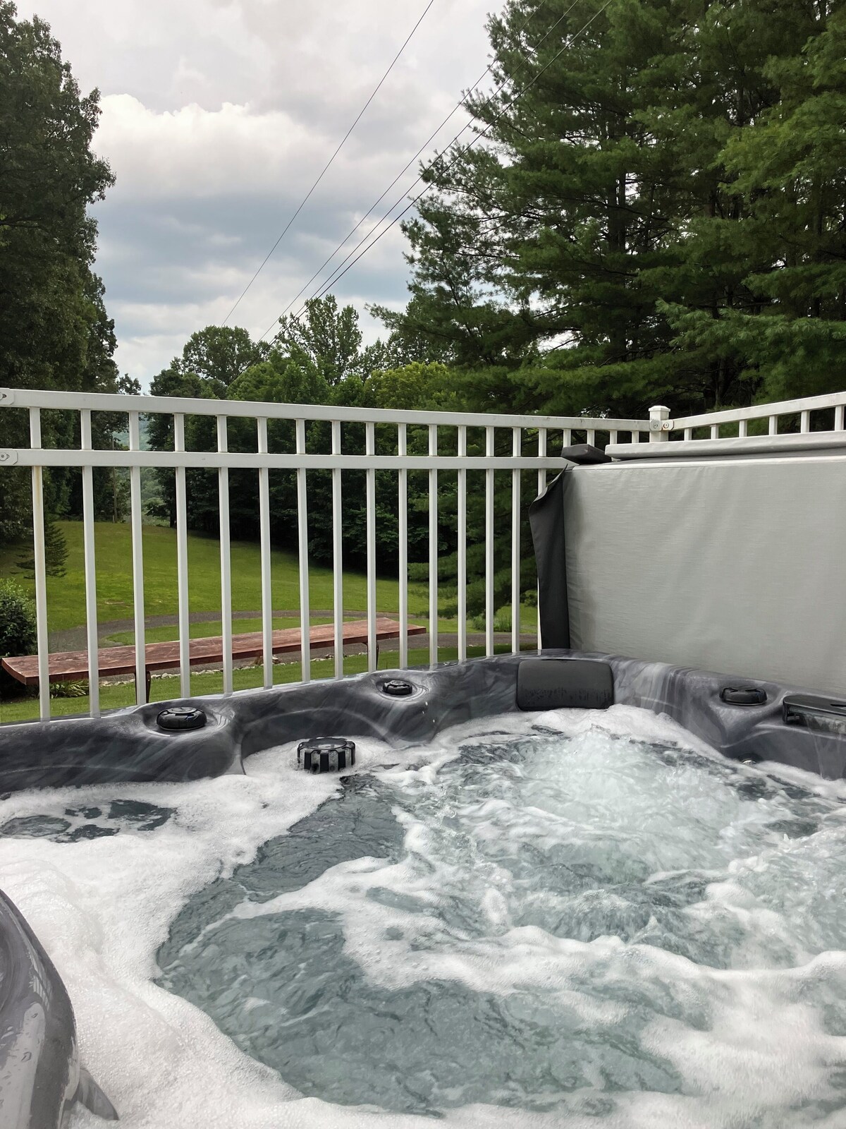 Studio w/pool & hot tub -only minutes to Triple Crown hiking trails