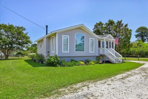 This super Charming Cottage sleeps 4 comfortably.