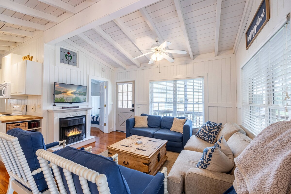 Lake Hartwell Waterfront Cottage with Game-Room Sleeps 9