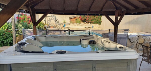Outdoor spa tub