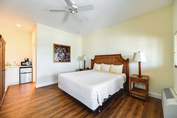 Naples Vacation Rental | Studio | 1BA | 280 Sq Ft | 1 Step Required