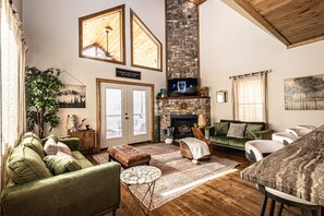 Rustic/Modern design and furniture. Cozy up to the fireplace!. Enj