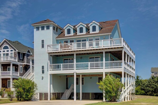 Front of the home w/ large driveway & space for cars/boats/campers
