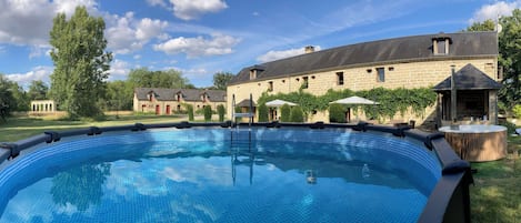 Piscine et jaccuzzi devant la maison