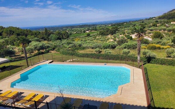 Piscine vue sur Alpilles
