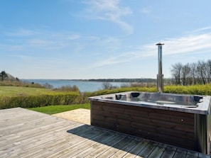 Bañera de hidromasaje al aire libre