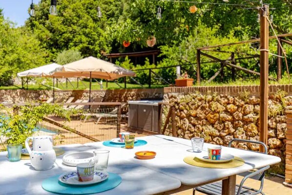 Outdoor dining