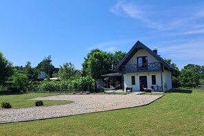Stugans exteriör [sommar]