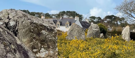 Vue du gite depuis les menhirs