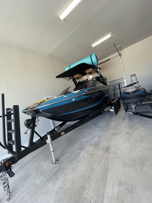 New 25ft centurion wake surf boat. Includes everything youd need.$250/hrHolds 14