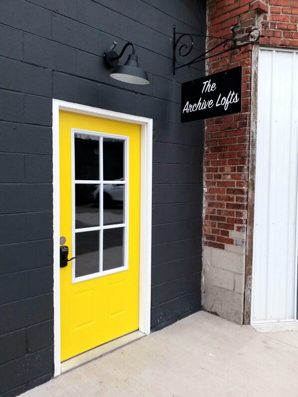 The main entrance to this loft is located at the back of 142 South Prospect Street in downtown Marion. Located just steps from a plethora of locally-owned eateries, drinkeries and so much more!
