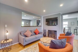 Living Room | Smart TV | Free WiFi | Central Heat & A/C