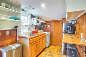 Kitchen | Single Story | Trash Bags & Paper Towels Provided | Spices