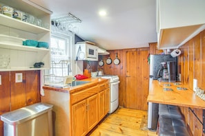Kitchen | Single Story | Trash Bags & Paper Towels Provided | Spices