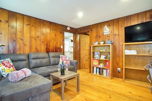 Living Room | Free WiFi | Central Heat & A/C | Smart TV | Dining Table