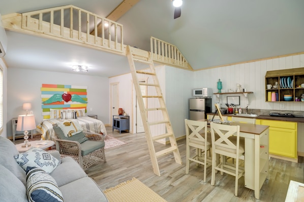 Higden Vacation Rental | Studio | 1BA | 1 Step Required | 900 Sq Ft