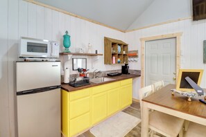 Kitchenette | Toaster Oven | Trash Bags & Paper Towels