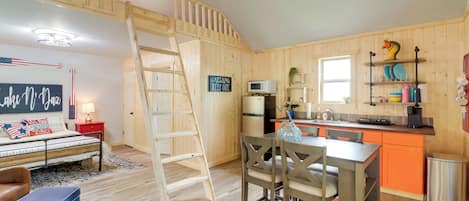 Higden Vacation Rental | Studio | 1BA | 1 Step Required | 900 Sq Ft