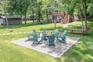 Relax & play:  Firepit, picnic table, cornhole and hammocks.  Firewood provided.