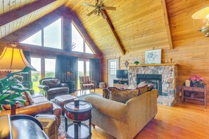 Living Room | Free WiFi | Smart TV