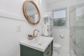 Bathroom with shower (2)