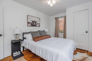 Primary Queen bedroom (1)