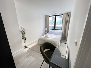 Master Bedroom (2)