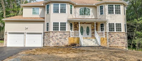 Tobyhanna Vacation Rental | 4BR | 5.5BA | 4,000 Sq Ft | Stairs Required